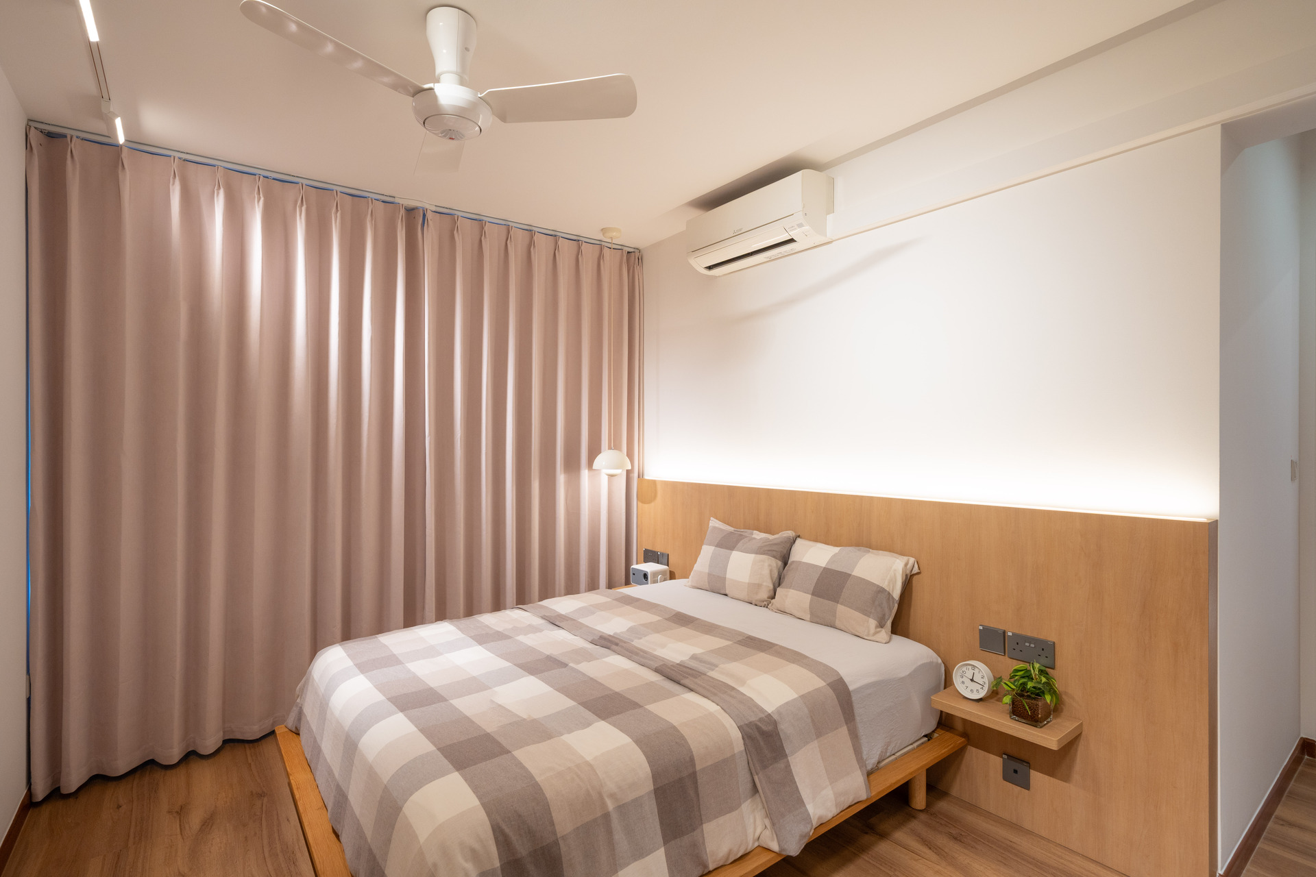 Natural-Tone Bedhead